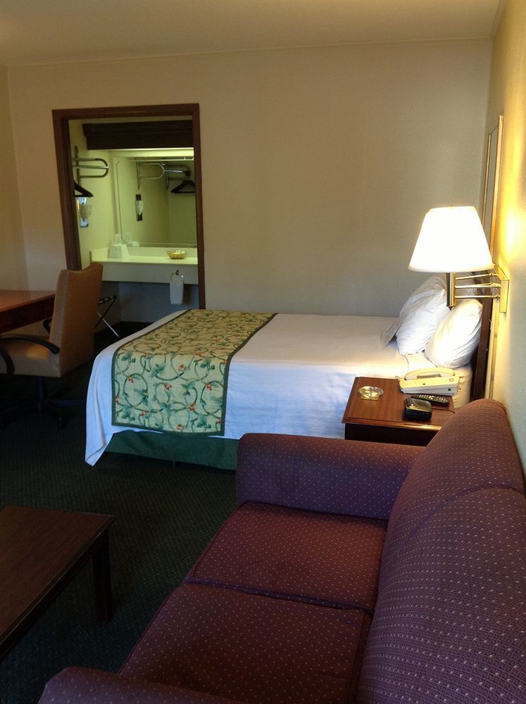 Astoria Hotel Danville North Экстерьер фото